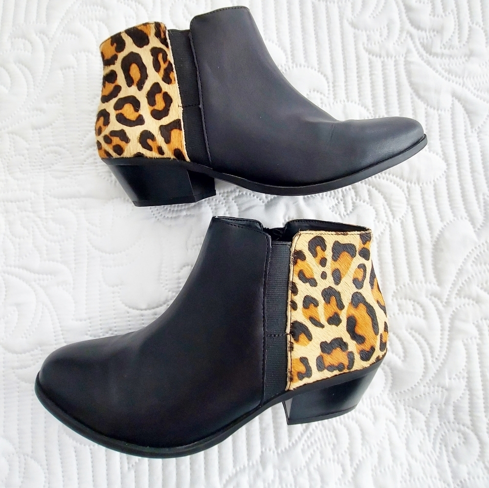 Apri by Italian Shoemakers Gear 2 Booties - Picture 2 of 11